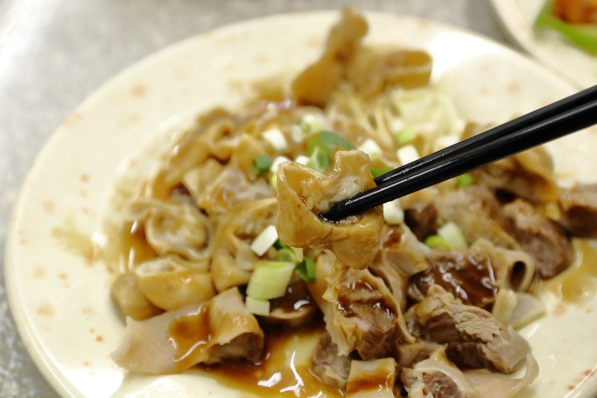 【食||中和】老爹米粉湯〜中永和宵夜推薦！滿滿一桌的菜只要三百大洋！(已歇業)