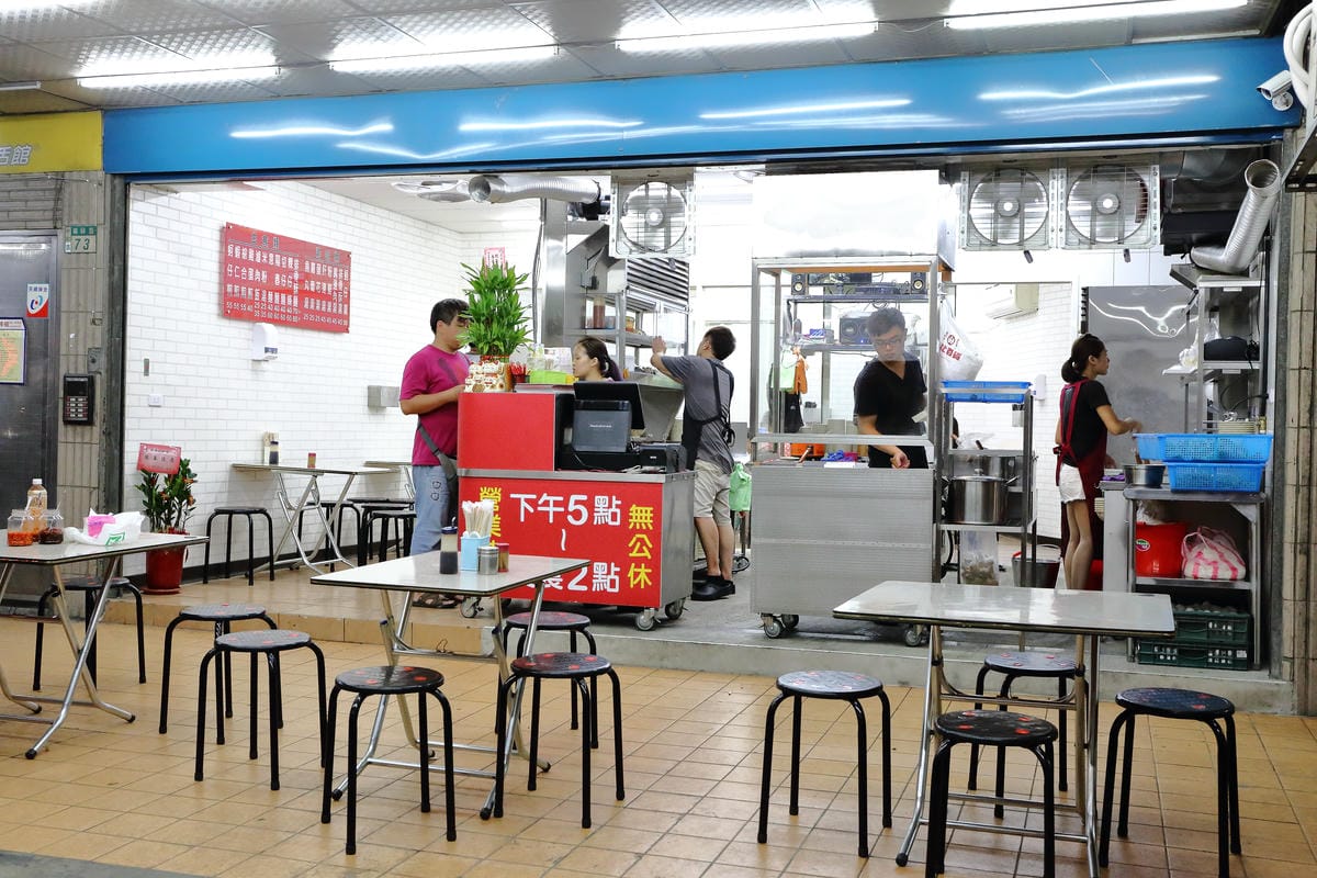【食||中和】老爹米粉湯〜中永和宵夜推薦！滿滿一桌的菜只要三百大洋！(已歇業)