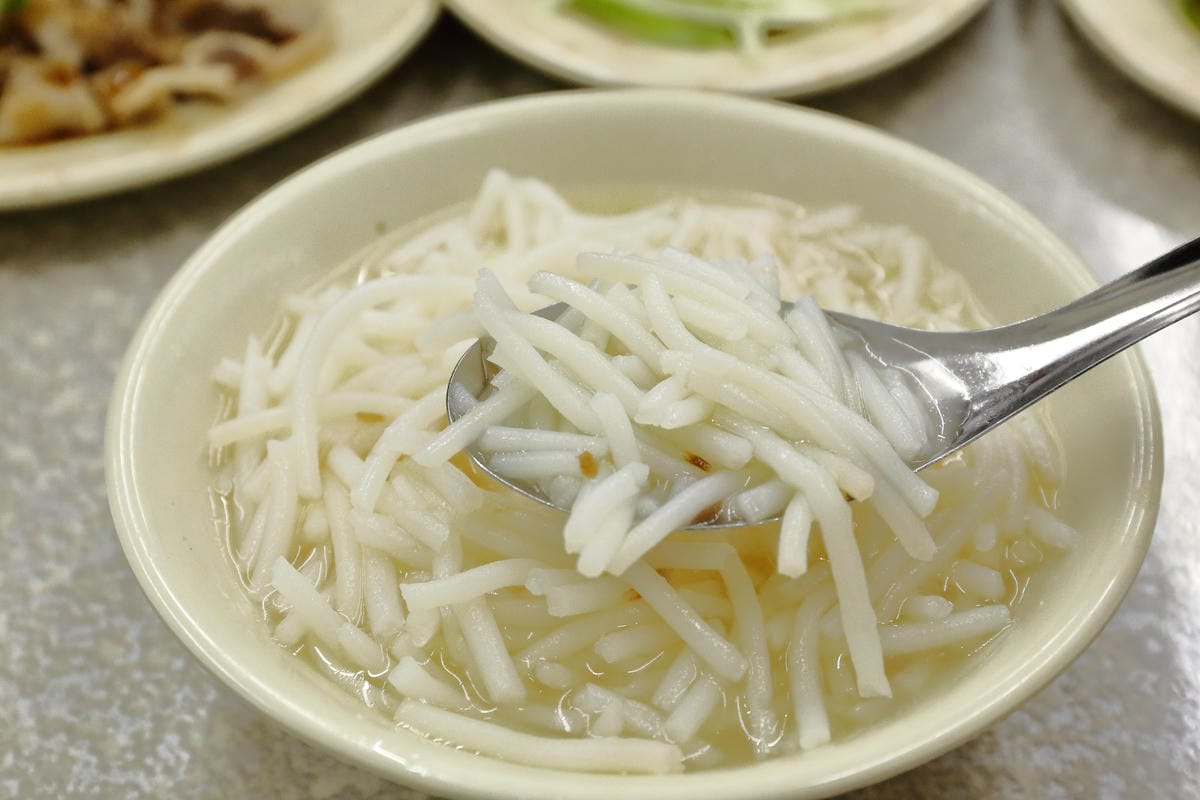 【食||中和】老爹米粉湯〜中永和宵夜推薦！滿滿一桌的菜只要三百大洋！(已歇業)