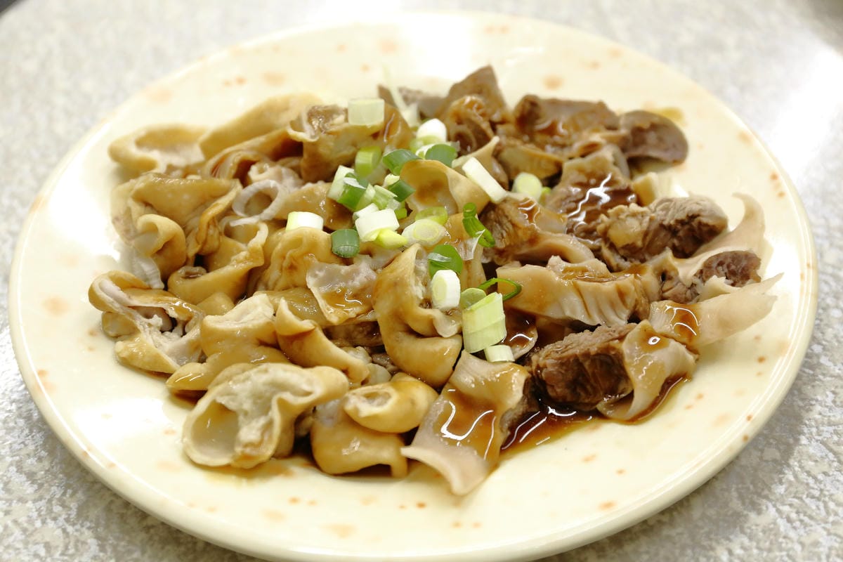 【食||中和】老爹米粉湯〜中永和宵夜推薦！滿滿一桌的菜只要三百大洋！(已歇業)