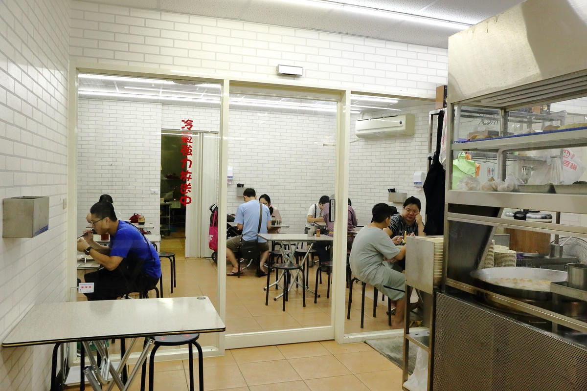 【食||中和】老爹米粉湯〜中永和宵夜推薦！滿滿一桌的菜只要三百大洋！(已歇業)