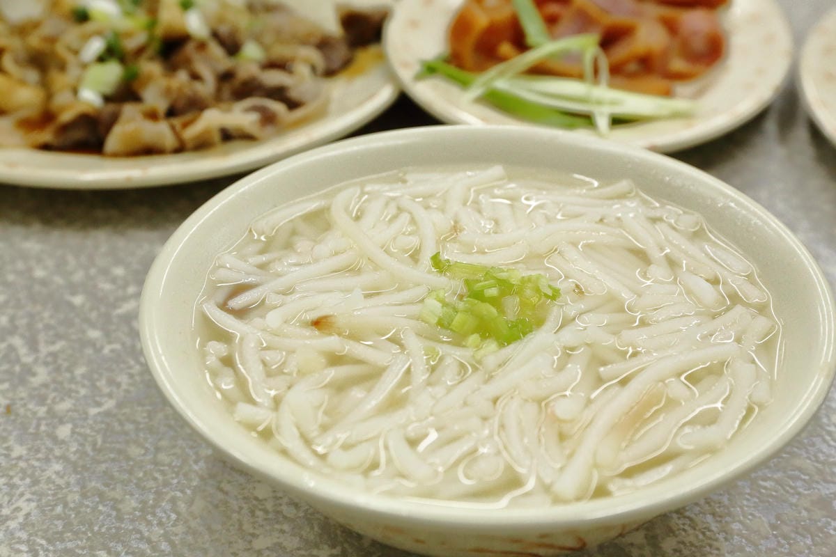 【食||中和】老爹米粉湯〜中永和宵夜推薦！滿滿一桌的菜只要三百大洋！(已歇業)