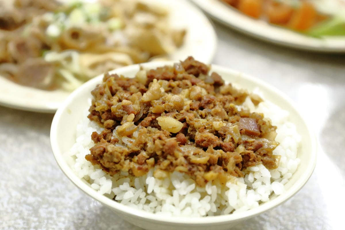 【食||中和】老爹米粉湯〜中永和宵夜推薦！滿滿一桌的菜只要三百大洋！(已歇業)