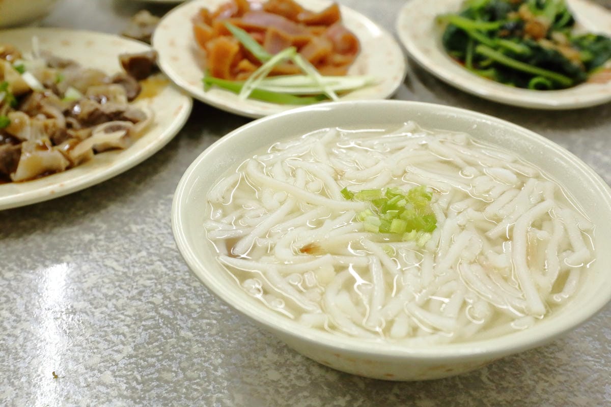 【食||中和】老爹米粉湯〜中永和宵夜推薦！滿滿一桌的菜只要三百大洋！(已歇業)
