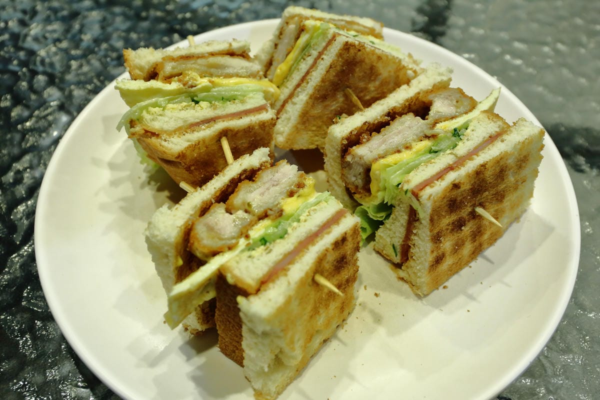 【食||板橋】鬥牛犬碳烤吐司〜板橋宵夜新風潮！好吃的碳烤三明治，貓狗店長坐檯陪你吃！