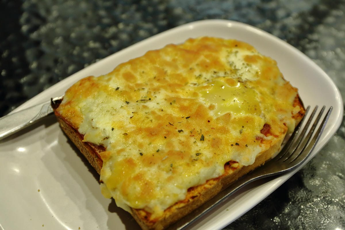 【食||板橋】鬥牛犬碳烤吐司〜板橋宵夜新風潮！好吃的碳烤三明治，貓狗店長坐檯陪你吃！