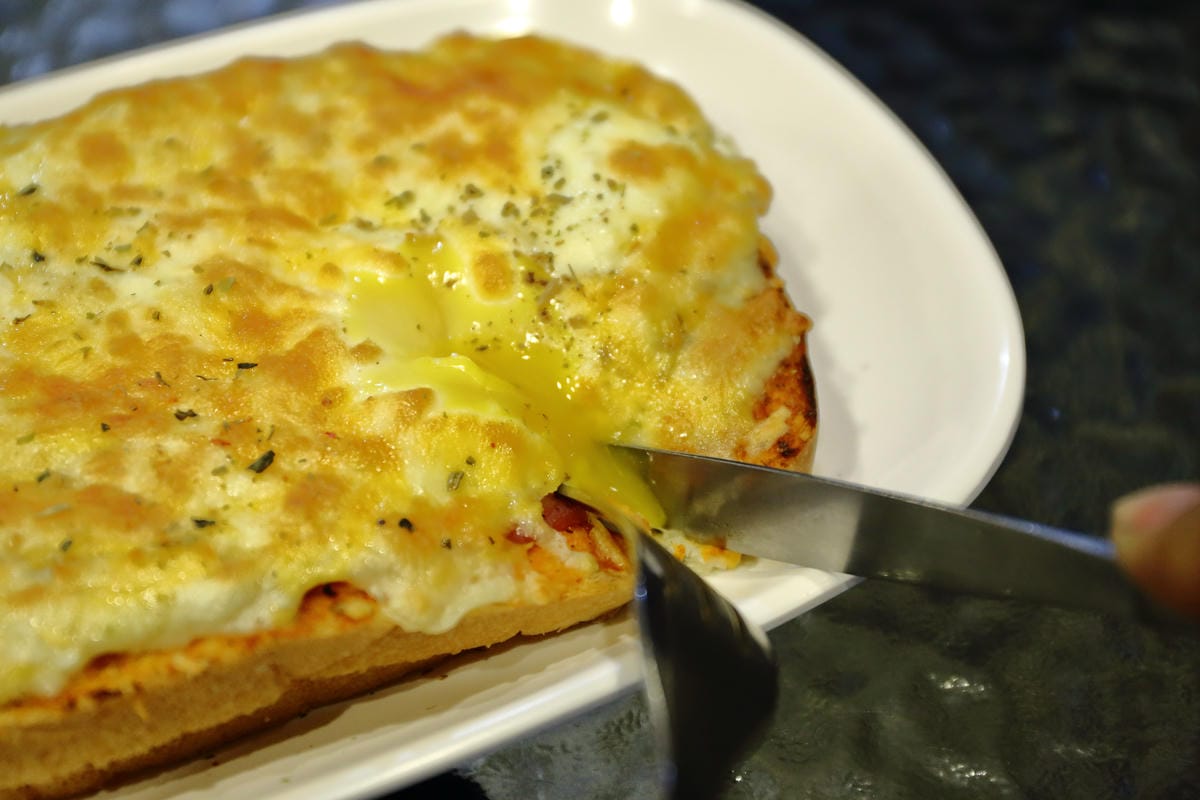 【食||板橋】鬥牛犬碳烤吐司〜板橋宵夜新風潮！好吃的碳烤三明治，貓狗店長坐檯陪你吃！