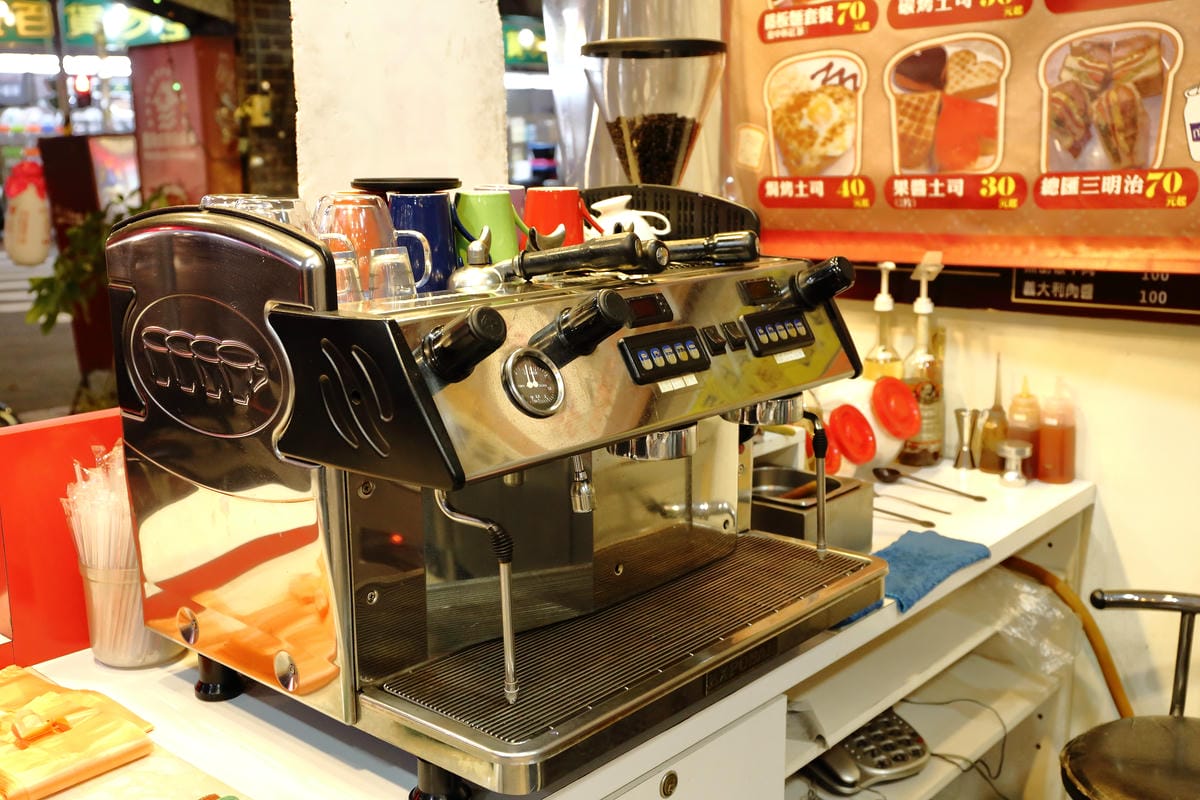 【食||板橋】鬥牛犬碳烤吐司〜板橋宵夜新風潮！好吃的碳烤三明治，貓狗店長坐檯陪你吃！