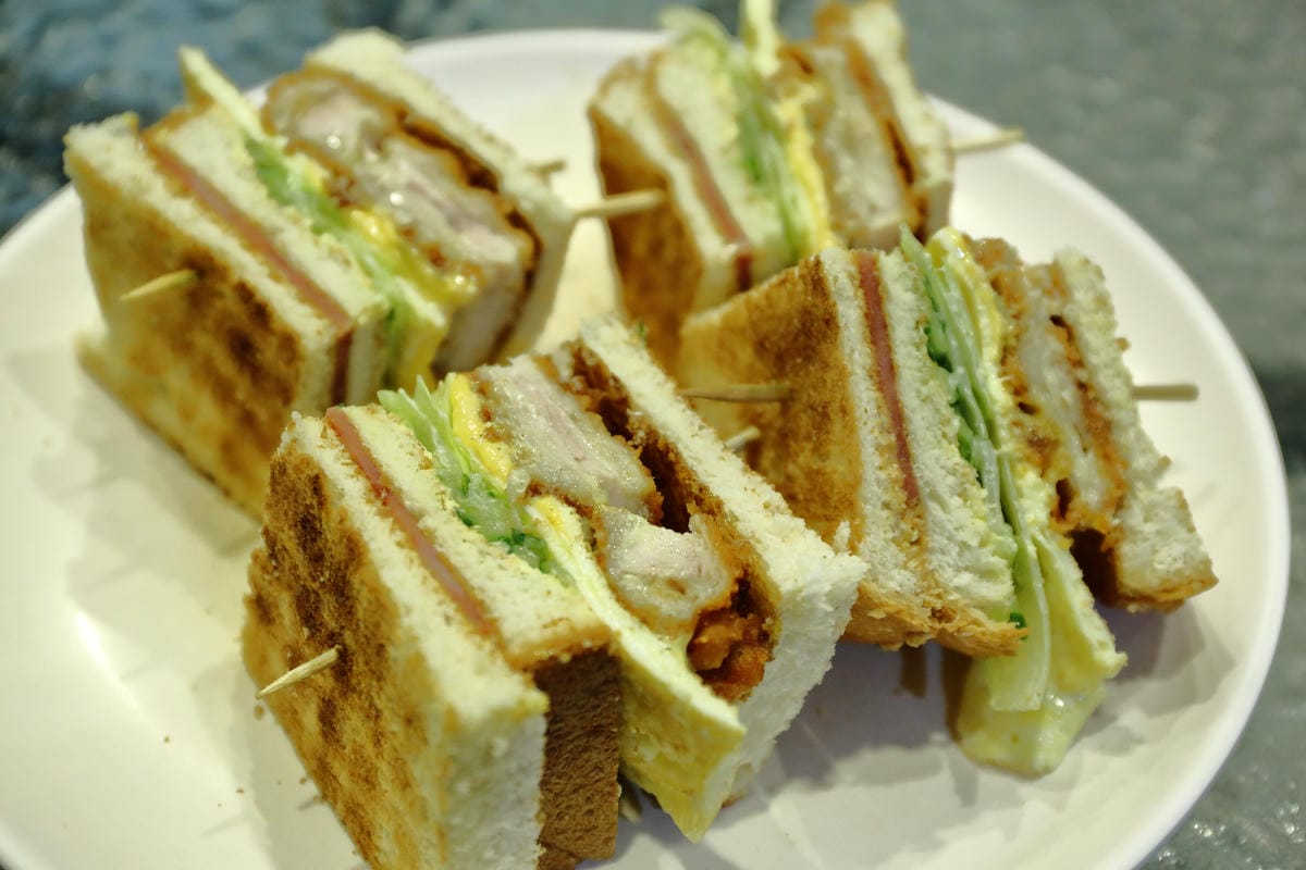 【食||板橋】鬥牛犬碳烤吐司〜板橋宵夜新風潮！好吃的碳烤三明治，貓狗店長坐檯陪你吃！