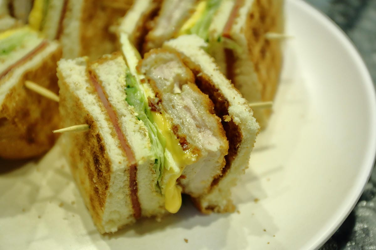 【食||板橋】鬥牛犬碳烤吐司〜板橋宵夜新風潮！好吃的碳烤三明治，貓狗店長坐檯陪你吃！