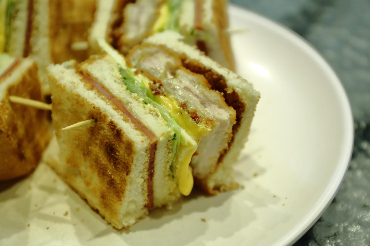 【食||板橋】鬥牛犬碳烤吐司〜板橋宵夜新風潮！好吃的碳烤三明治，貓狗店長坐檯陪你吃！