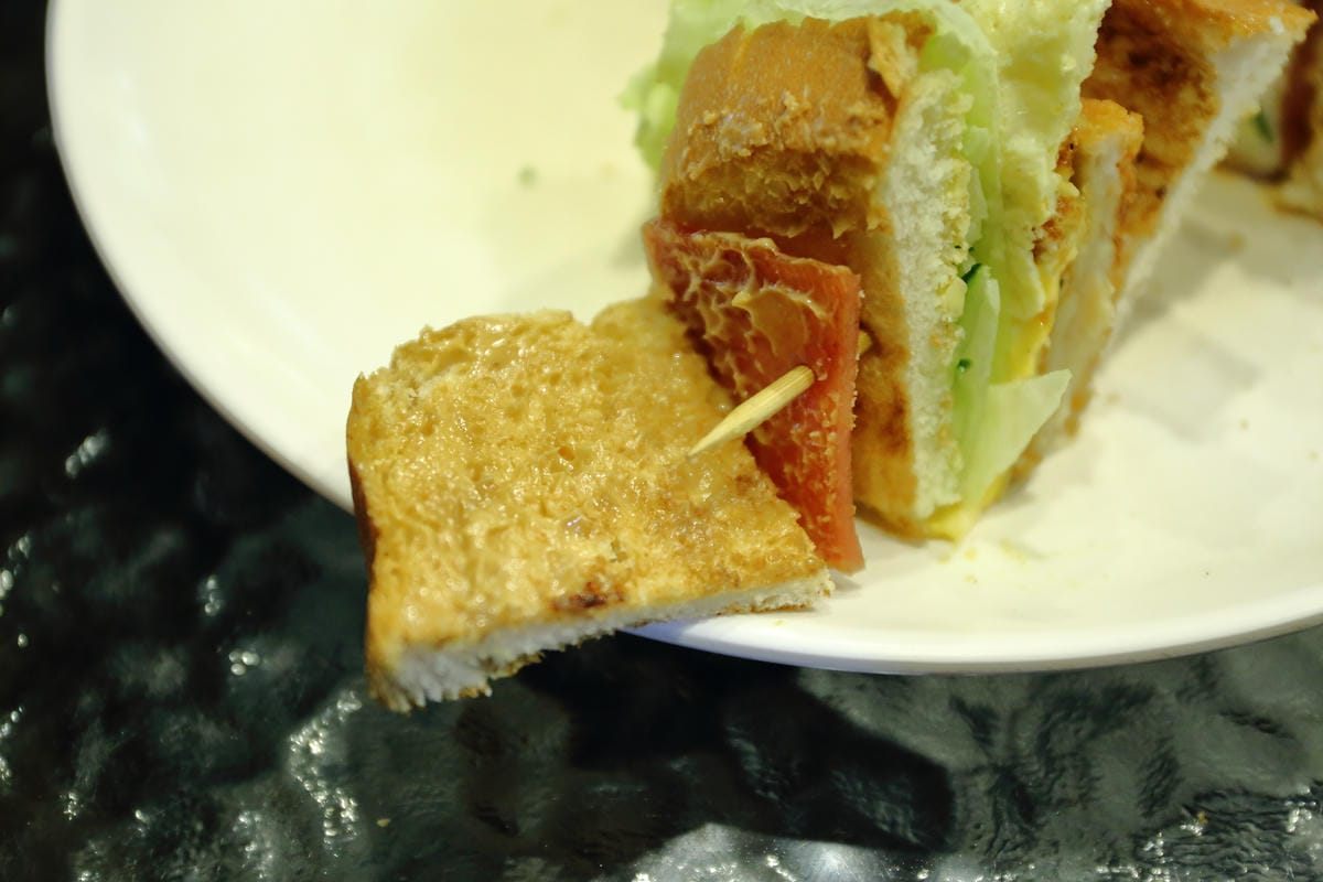 【食||板橋】鬥牛犬碳烤吐司〜板橋宵夜新風潮！好吃的碳烤三明治，貓狗店長坐檯陪你吃！