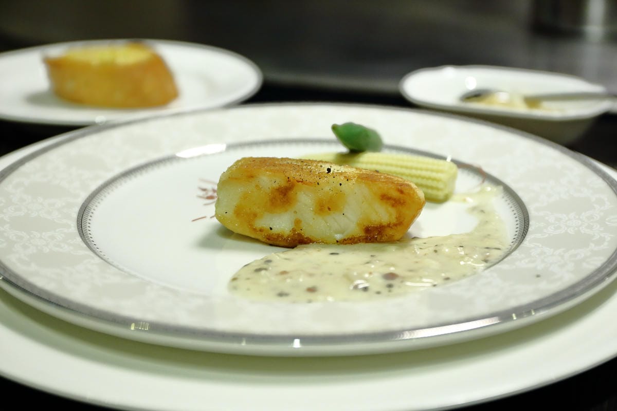 【食||台北】百家樂鐵板燒〜台北鐵板燒。精緻鐵板料理，高CP值海陸全餐，就是給你一整隻活龍蝦！