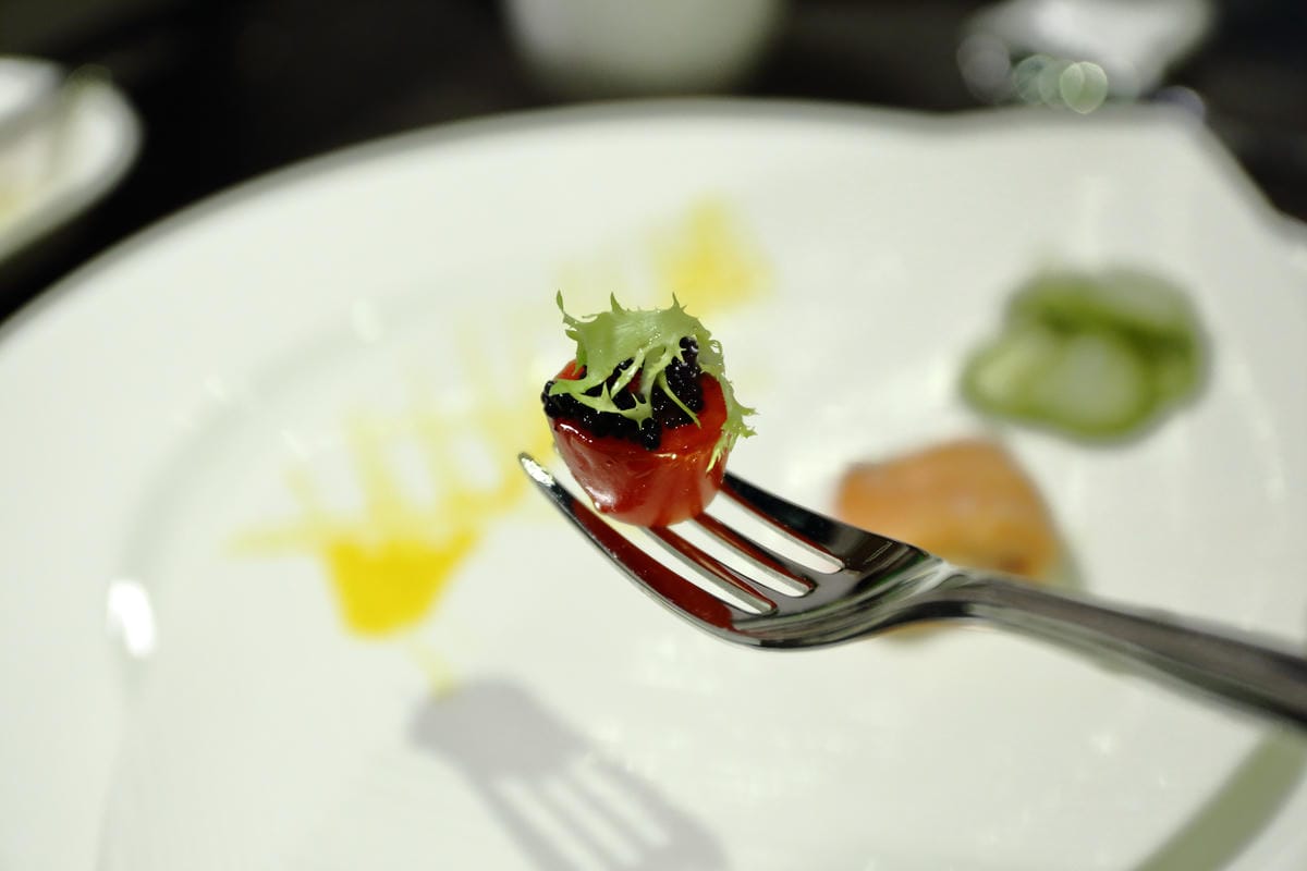 【食||台北】百家樂鐵板燒〜台北鐵板燒。精緻鐵板料理，高CP值海陸全餐，就是給你一整隻活龍蝦！