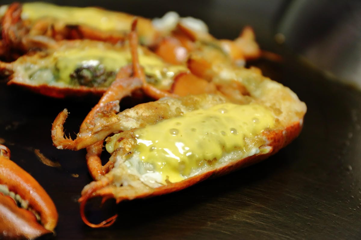 【食||台北】百家樂鐵板燒〜台北鐵板燒。精緻鐵板料理，高CP值海陸全餐，就是給你一整隻活龍蝦！