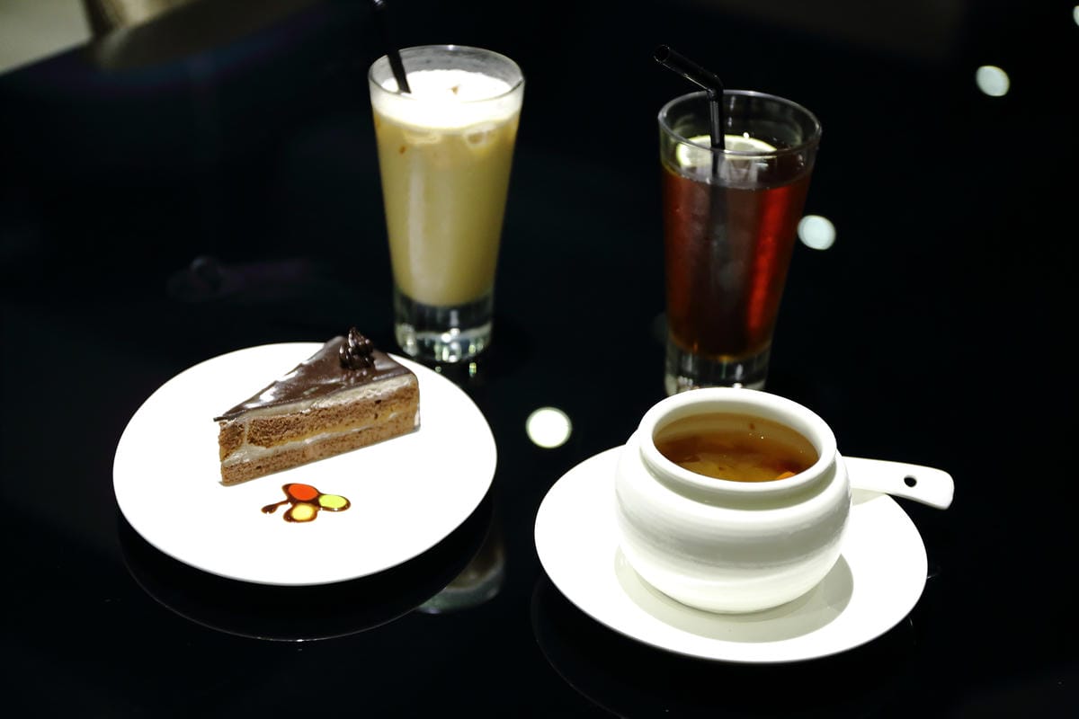 【食||台北】百家樂鐵板燒〜台北鐵板燒。精緻鐵板料理，高CP值海陸全餐，就是給你一整隻活龍蝦！