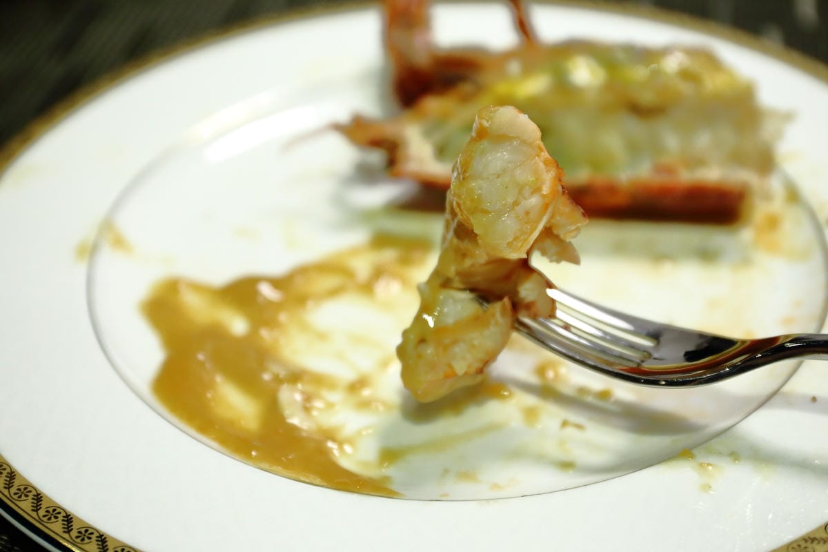 【食||台北】百家樂鐵板燒〜台北鐵板燒。精緻鐵板料理，高CP值海陸全餐，就是給你一整隻活龍蝦！