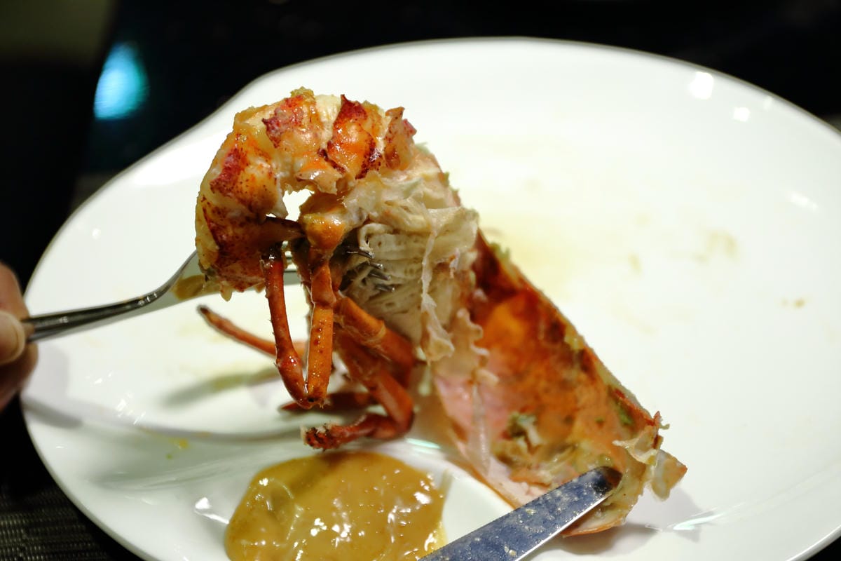 【食||台北】百家樂鐵板燒〜台北鐵板燒。精緻鐵板料理，高CP值海陸全餐，就是給你一整隻活龍蝦！