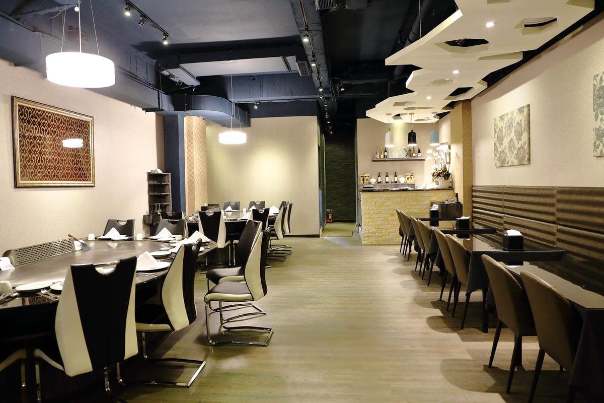 【食||台北】百家樂鐵板燒〜台北鐵板燒。精緻鐵板料理，高CP值海陸全餐，就是給你一整隻活龍蝦！