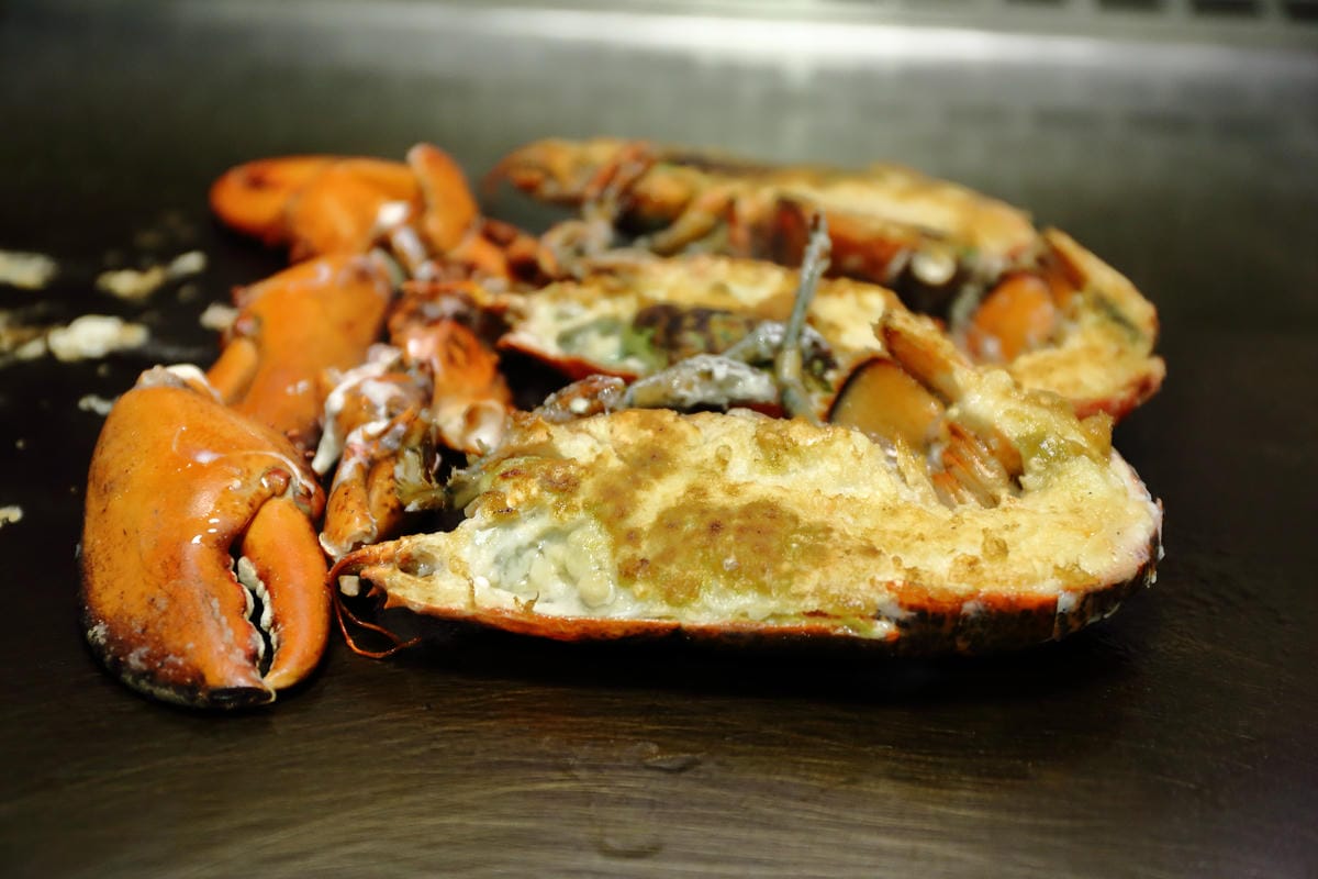 【食||台北】百家樂鐵板燒〜台北鐵板燒。精緻鐵板料理，高CP值海陸全餐，就是給你一整隻活龍蝦！