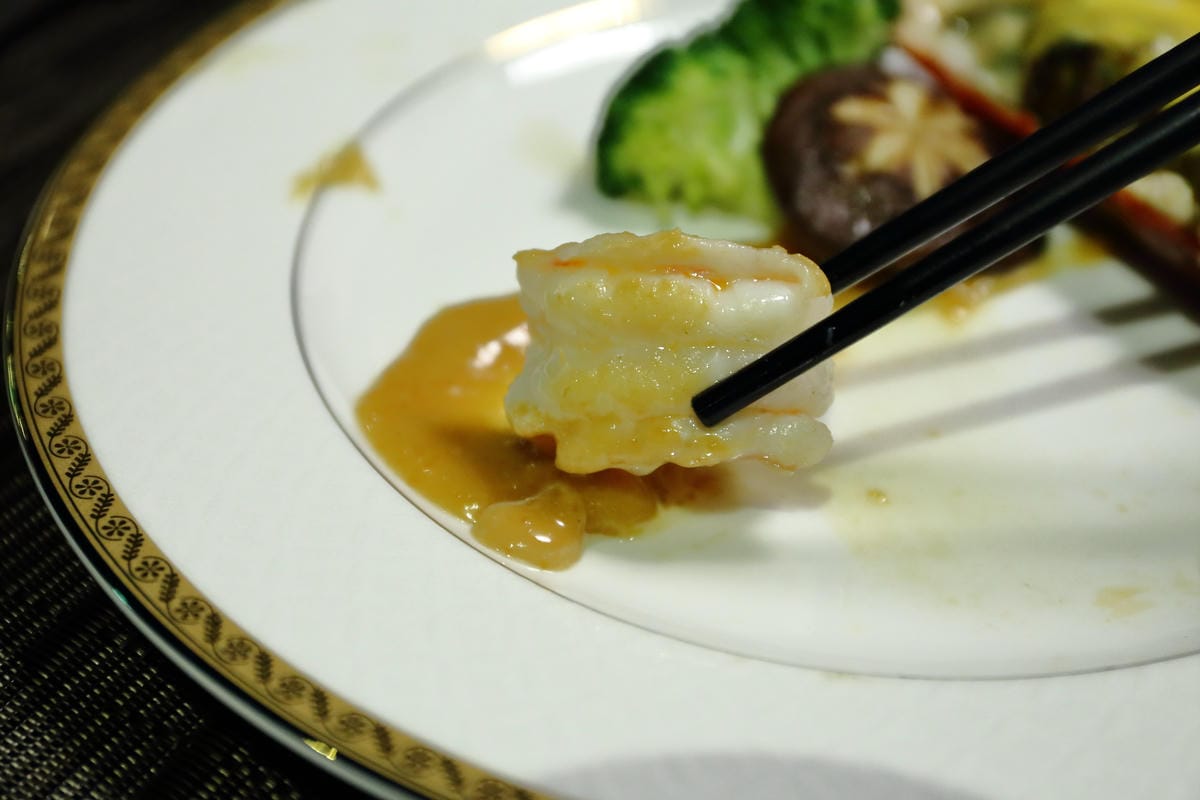 【食||台北】百家樂鐵板燒〜台北鐵板燒。精緻鐵板料理，高CP值海陸全餐，就是給你一整隻活龍蝦！