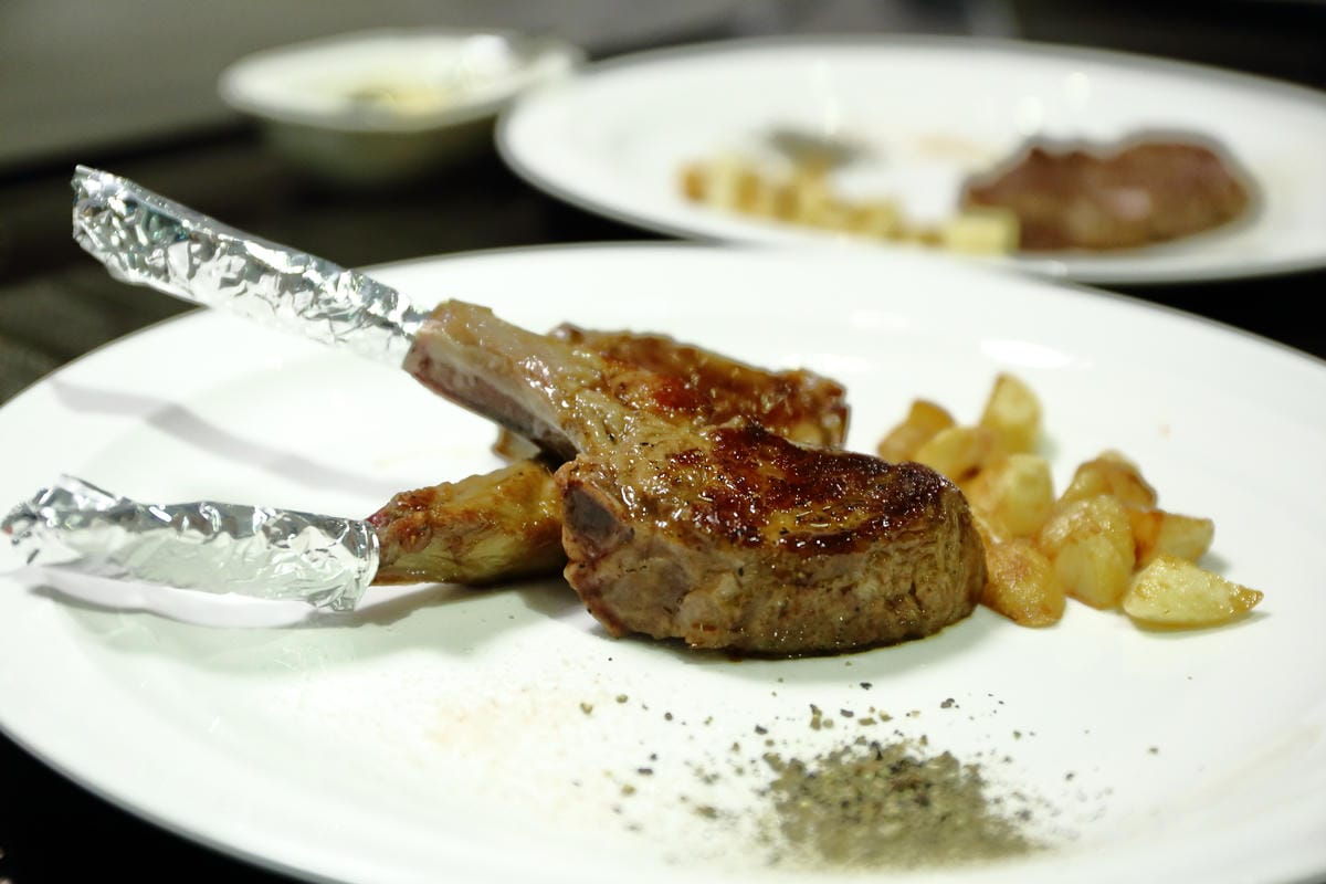 【食||台北】百家樂鐵板燒〜台北鐵板燒。精緻鐵板料理，高CP值海陸全餐，就是給你一整隻活龍蝦！