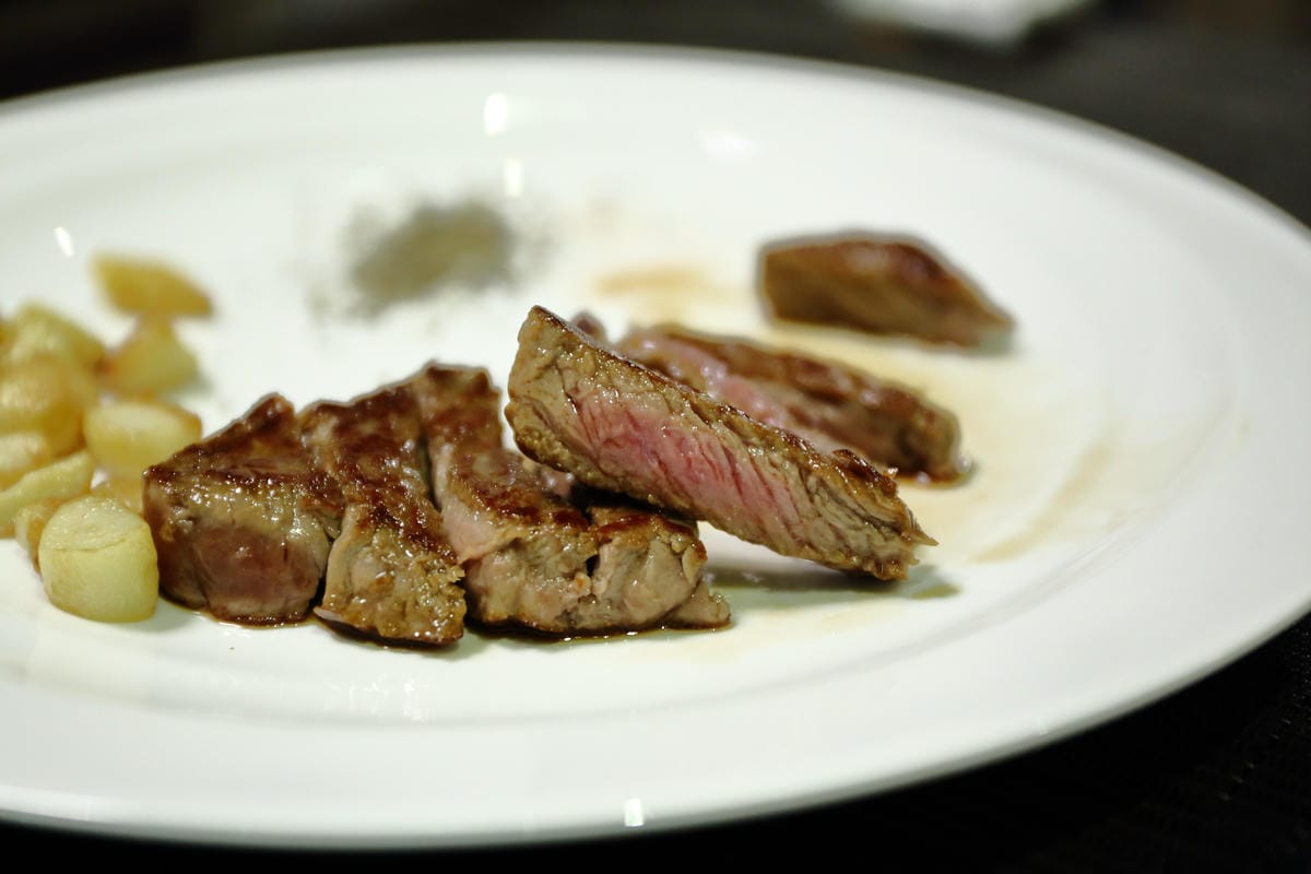 【食||台北】百家樂鐵板燒〜台北鐵板燒。精緻鐵板料理，高CP值海陸全餐，就是給你一整隻活龍蝦！