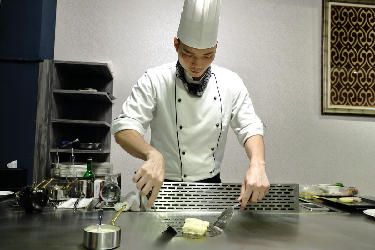 【食||台北】百家樂鐵板燒〜台北鐵板燒。精緻鐵板料理，高CP值海陸全餐，就是給你一整隻活龍蝦！