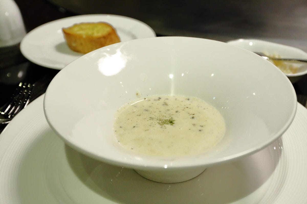 【食||台北】百家樂鐵板燒〜台北鐵板燒。精緻鐵板料理，高CP值海陸全餐，就是給你一整隻活龍蝦！