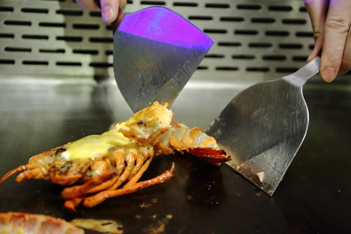 【食||台北】百家樂鐵板燒〜台北鐵板燒。精緻鐵板料理，高CP值海陸全餐，就是給你一整隻活龍蝦！