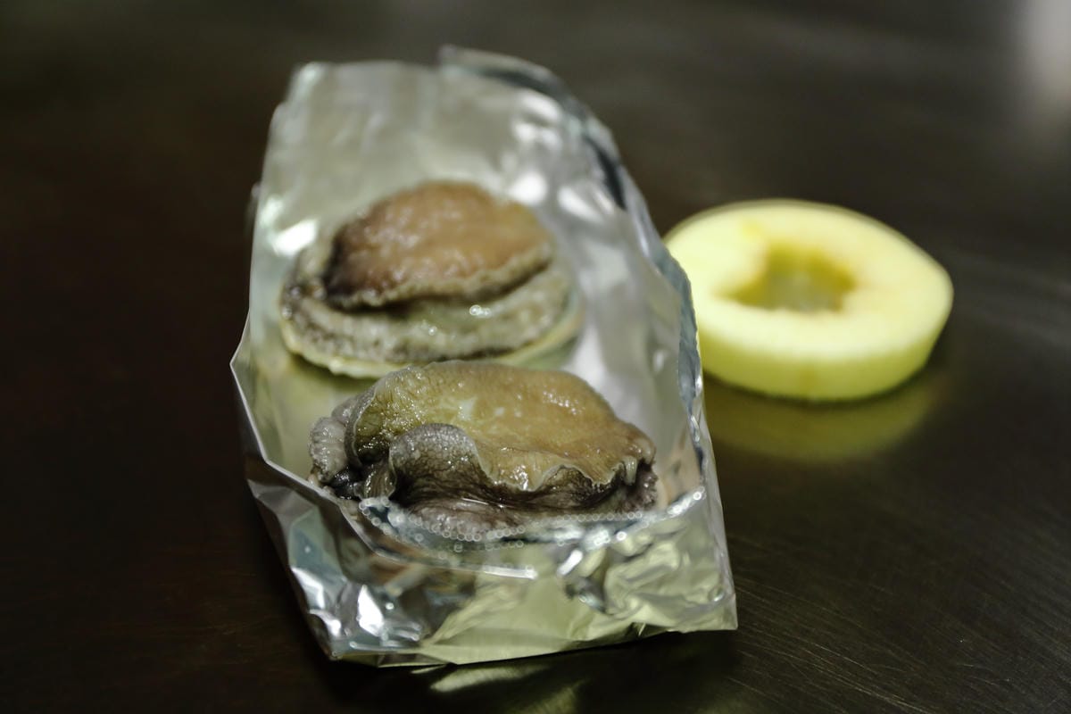 【食||台北】百家樂鐵板燒〜台北鐵板燒。精緻鐵板料理，高CP值海陸全餐，就是給你一整隻活龍蝦！