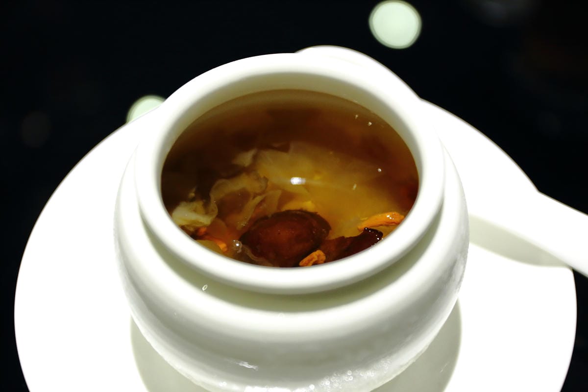 【食||台北】百家樂鐵板燒〜台北鐵板燒。精緻鐵板料理，高CP值海陸全餐，就是給你一整隻活龍蝦！