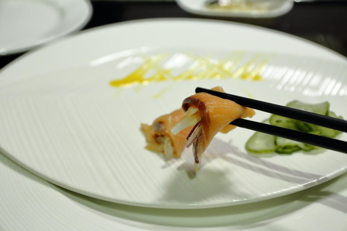 【食||台北】百家樂鐵板燒〜台北鐵板燒。精緻鐵板料理，高CP值海陸全餐，就是給你一整隻活龍蝦！