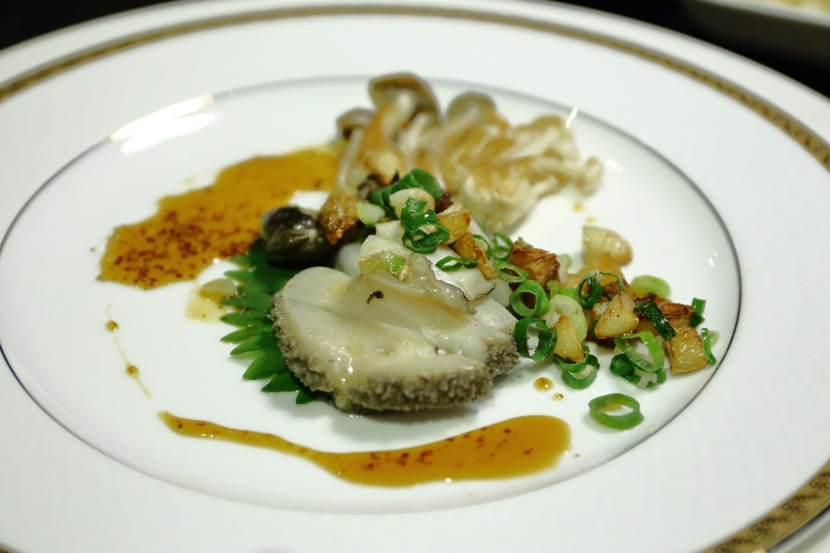 【食||台北】百家樂鐵板燒〜台北鐵板燒。精緻鐵板料理，高CP值海陸全餐，就是給你一整隻活龍蝦！