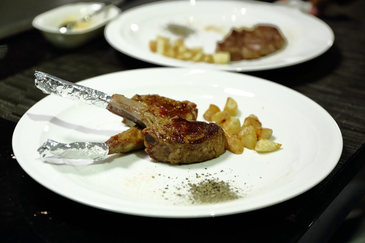 【食||台北】百家樂鐵板燒〜台北鐵板燒。精緻鐵板料理，高CP值海陸全餐，就是給你一整隻活龍蝦！