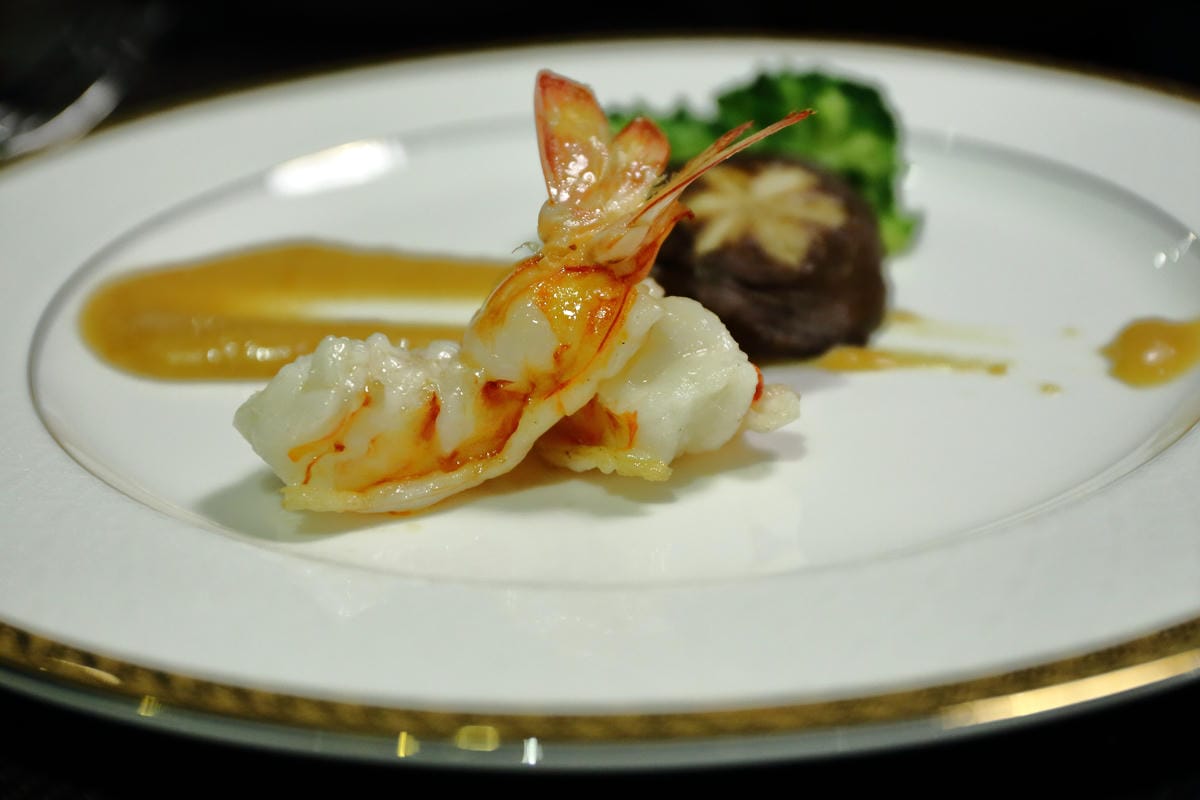 【食||台北】百家樂鐵板燒〜台北鐵板燒。精緻鐵板料理，高CP值海陸全餐，就是給你一整隻活龍蝦！