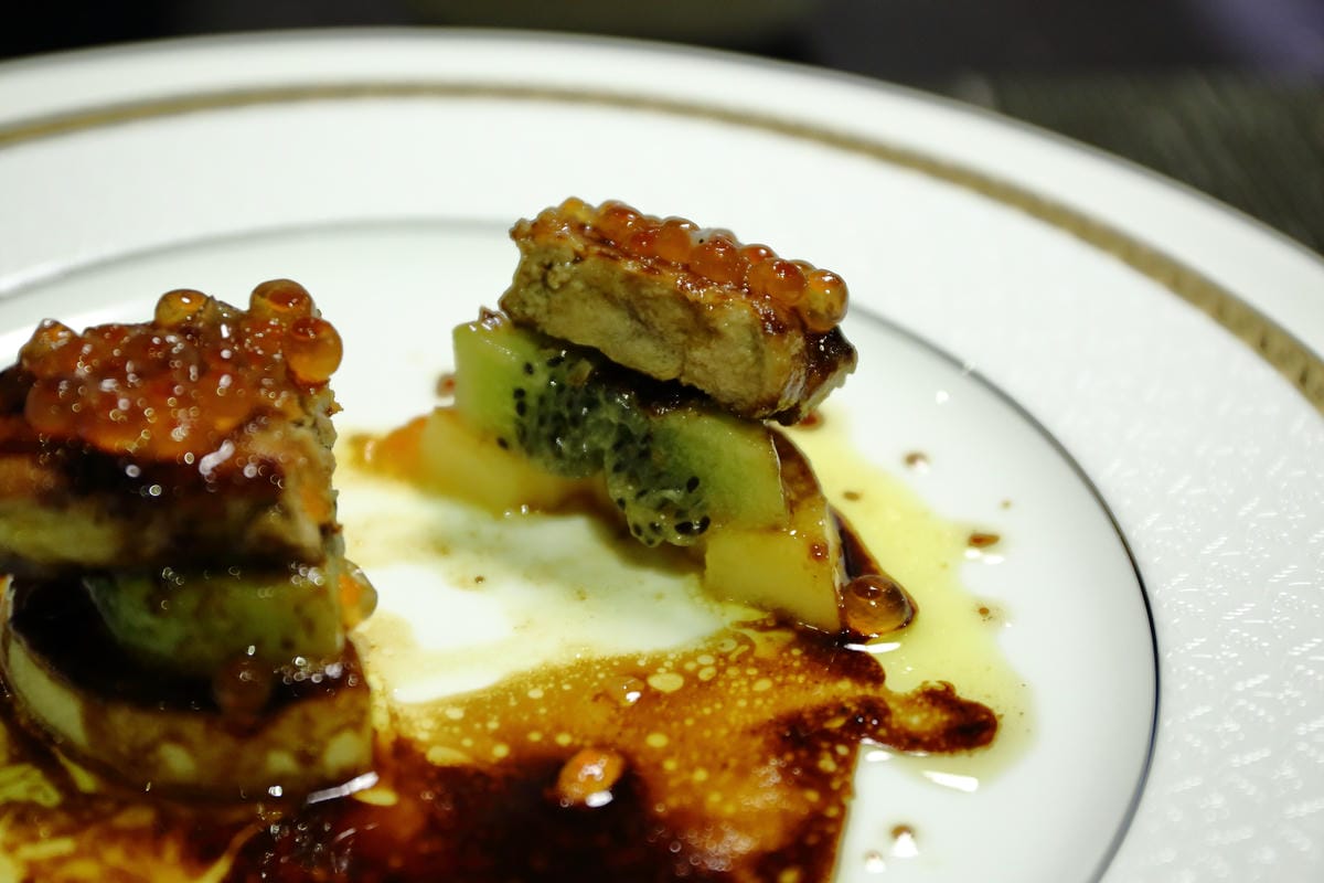 【食||台北】百家樂鐵板燒〜台北鐵板燒。精緻鐵板料理，高CP值海陸全餐，就是給你一整隻活龍蝦！