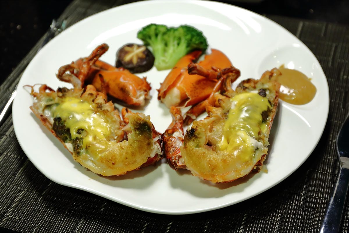 【食||台北】百家樂鐵板燒〜台北鐵板燒。精緻鐵板料理，高CP值海陸全餐，就是給你一整隻活龍蝦！