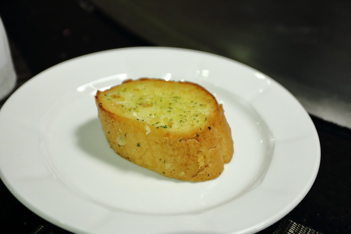 【食||台北】百家樂鐵板燒〜台北鐵板燒。精緻鐵板料理，高CP值海陸全餐，就是給你一整隻活龍蝦！