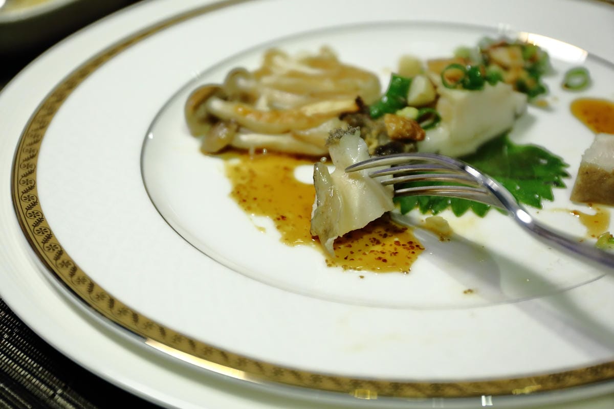 【食||台北】百家樂鐵板燒〜台北鐵板燒。精緻鐵板料理，高CP值海陸全餐，就是給你一整隻活龍蝦！