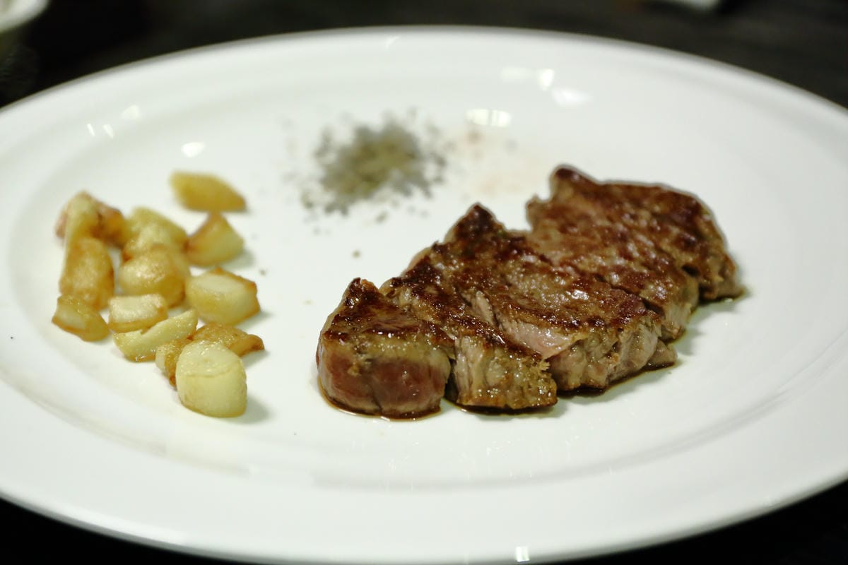 【食||台北】百家樂鐵板燒〜台北鐵板燒。精緻鐵板料理，高CP值海陸全餐，就是給你一整隻活龍蝦！