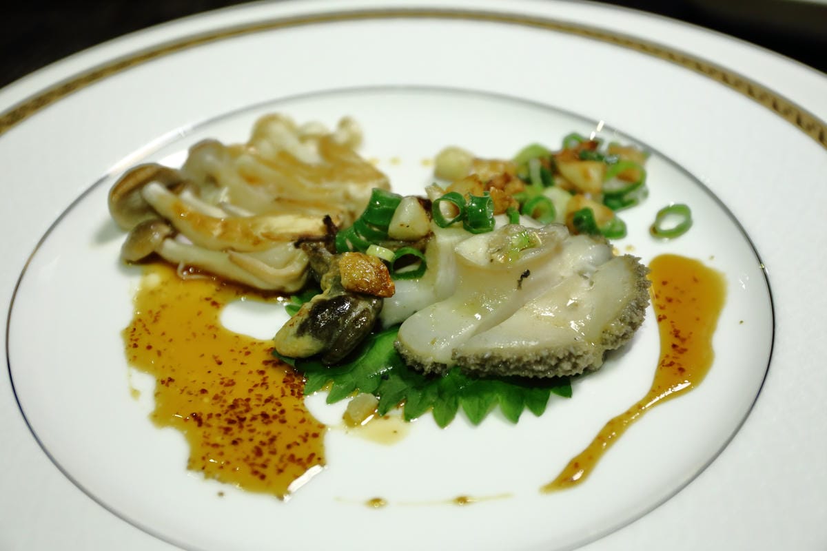 【食||台北】百家樂鐵板燒〜台北鐵板燒。精緻鐵板料理，高CP值海陸全餐，就是給你一整隻活龍蝦！