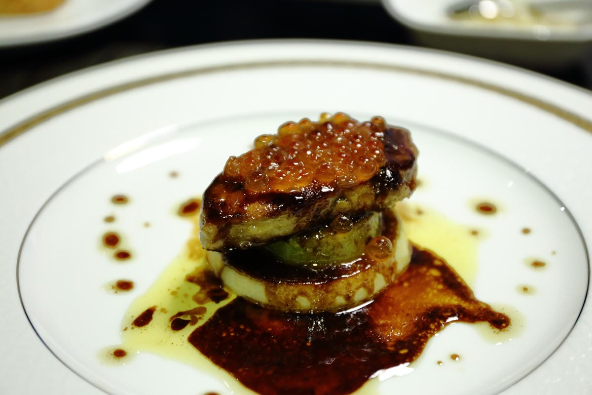 【食||台北】百家樂鐵板燒〜台北鐵板燒。精緻鐵板料理，高CP值海陸全餐，就是給你一整隻活龍蝦！