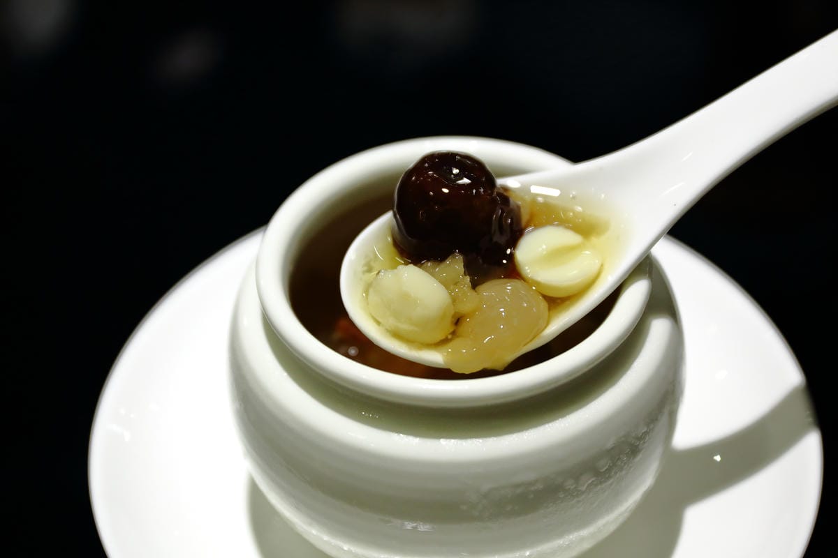 【食||台北】百家樂鐵板燒〜台北鐵板燒。精緻鐵板料理，高CP值海陸全餐，就是給你一整隻活龍蝦！