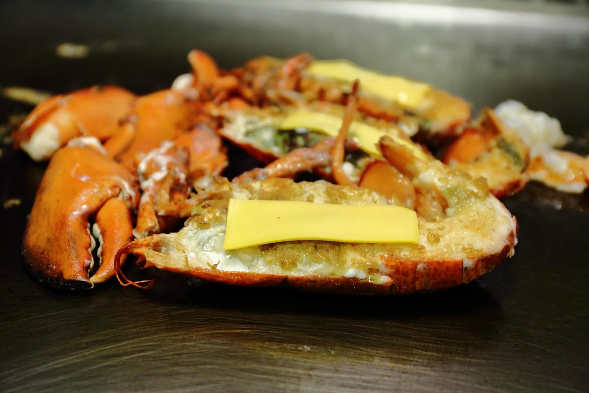 【食||台北】百家樂鐵板燒〜台北鐵板燒。精緻鐵板料理，高CP值海陸全餐，就是給你一整隻活龍蝦！