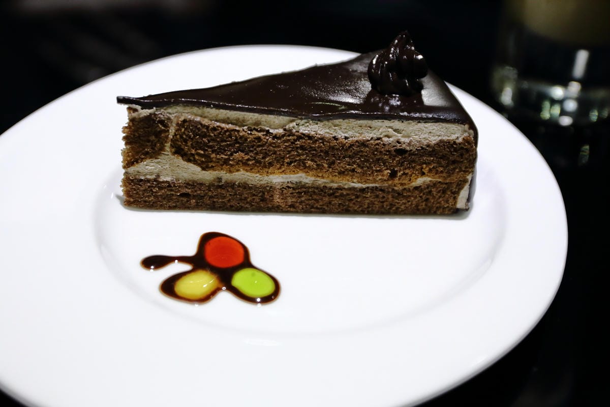 【食||台北】百家樂鐵板燒〜台北鐵板燒。精緻鐵板料理，高CP值海陸全餐，就是給你一整隻活龍蝦！