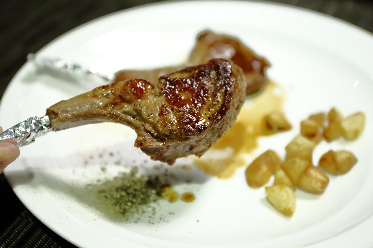 【食||台北】百家樂鐵板燒〜台北鐵板燒。精緻鐵板料理，高CP值海陸全餐，就是給你一整隻活龍蝦！