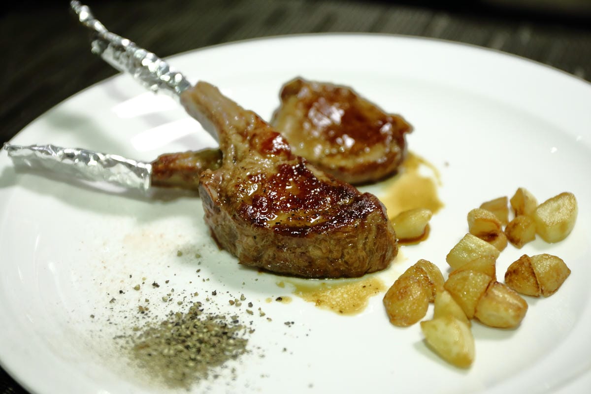 【食||台北】百家樂鐵板燒〜台北鐵板燒。精緻鐵板料理，高CP值海陸全餐，就是給你一整隻活龍蝦！