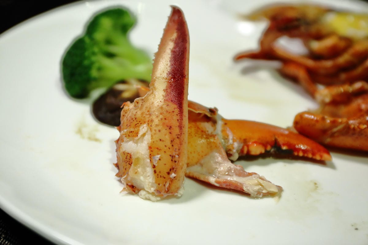 【食||台北】百家樂鐵板燒〜台北鐵板燒。精緻鐵板料理，高CP值海陸全餐，就是給你一整隻活龍蝦！