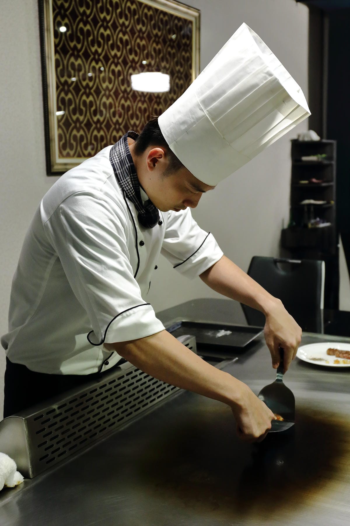 【食||台北】百家樂鐵板燒〜台北鐵板燒。精緻鐵板料理，高CP值海陸全餐，就是給你一整隻活龍蝦！